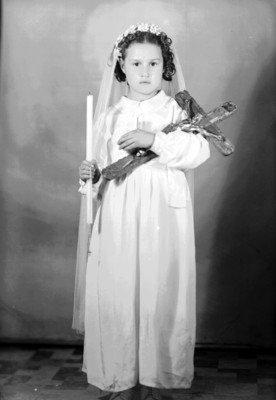 Niña con vestido de primera comunión, retrato