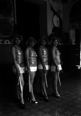 Consuelo Gómez y otras actrices en el escenario de un teatro, retrato de grupo