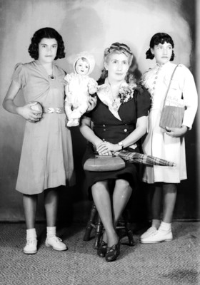 Mamá con dos niñas, retrato