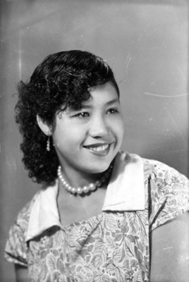 Mujer de pelo chino sonriente, retrato de busto