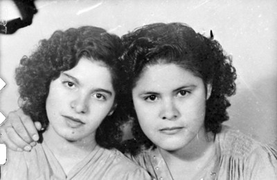 Hermanas abrazadas, retrato