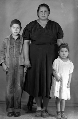 Mujer e hijos de condición humilde, retrato de grupo