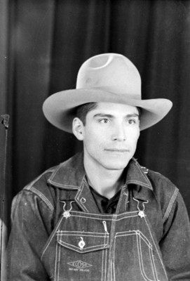 Muchacho de condición humilde con overol y sombrero, retrato