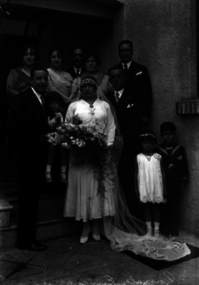 Enrique González, su novia, su hermano Simón y demás familiares en su boda, retrato de familia
