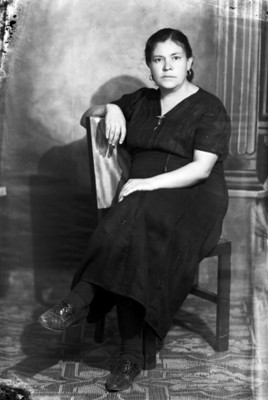 Mujer robusta sentada con la pierna cruzada, retrato