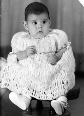 Bebé con vestido tejido, retrato