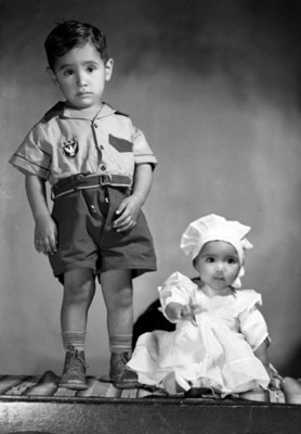 Pareja de niños, niña y niño de clase alta, retrato