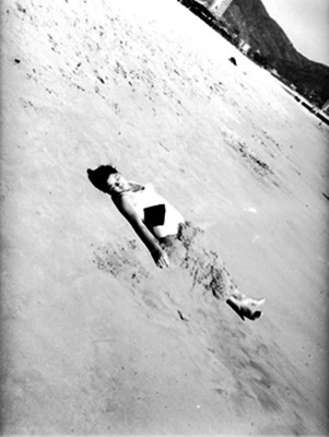 Mujer de la familia Gordoa recostada en una playa