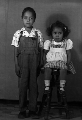 Niño y niña, clase media, retrato