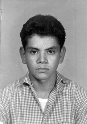 Hombre adolescente de clase media de frente, retrato