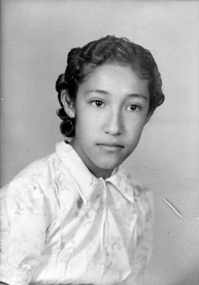 Mujer adolescente de clase media, 3/4, retrato