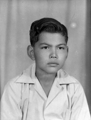 Adolescente hombre de clase baja, retrato 3/4