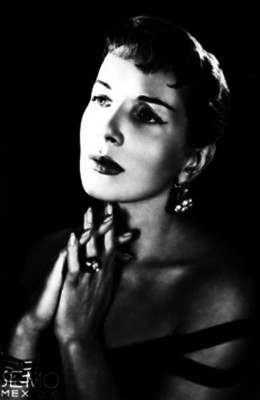Nadia Haro Oliva, actriz, con las manos entrelazadas, retrato
