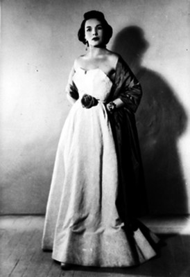 Nadia Haro Oliva, actriz, vestida elegantemente, retrato