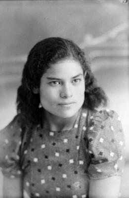 Mujer adolescente de clase media, de frente, retrato
