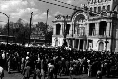 Manifestación en contra de la visita del Presidente de Guatemala frente al Palacio de Bellas Artes