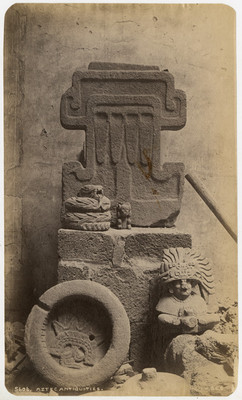 Escultura y cerámica azteca en exhibición. "Aztec antiquities"