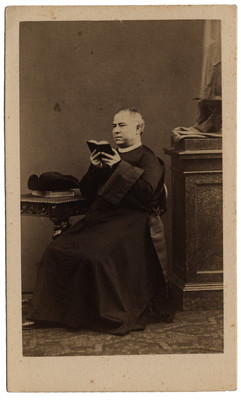 Hombre en un estudio fotográfico, sacerdote