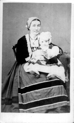 Mujer con niña en su regazo, retrato