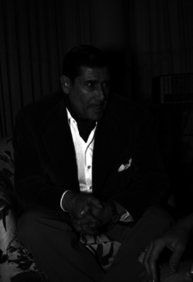 Bernabé Jurado conversando en la sala de su casa, retrato