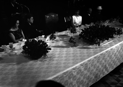 Adolfo López Mateos, firmando documentos durante el banquete que ofreció a John F. Kennedy en Palacio Nacional