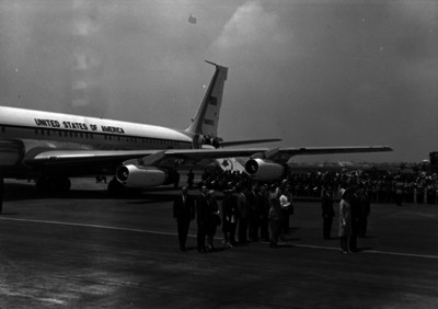 John F. Kennedy, Jacqueline Kennedy y comitiva durante su llegada a la ciudad