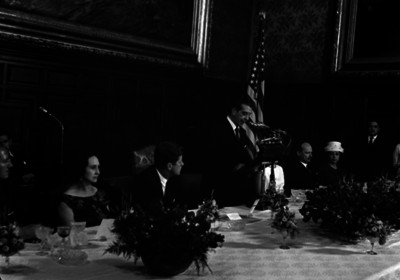 Adolfo López Mateos pronunciando un discurso durante un banquete ofrecido a John F. Kennedy con motivo de su visita a México