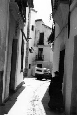 "Córdoba, Esp[aña], una calle" con automóvil