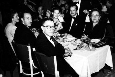 Juan Laine y Rios en compañía de otras personas en un banquete