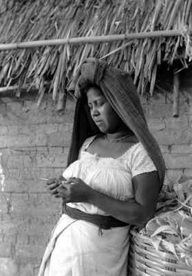 Mujer de Mitla tejiendo, retrato