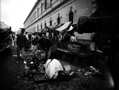 Vendedores ambulantes comercian en una calle