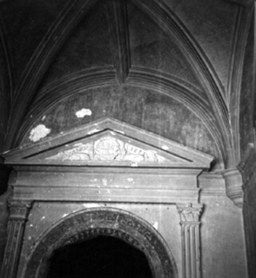 Cúpula y puerta con arco, detalle