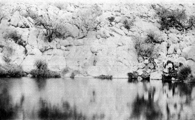 Grupo de campesinos en la orilla de un lago