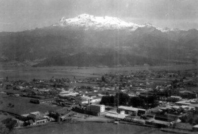 Volcán Iztaccihuatl y pueblo de Amecameca, panorámica
