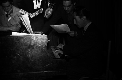 Agustín Lara tocando el piano en programa de radio de la XEW