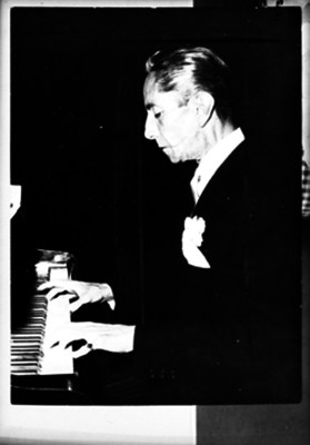 Agustín Lara tocando el piano