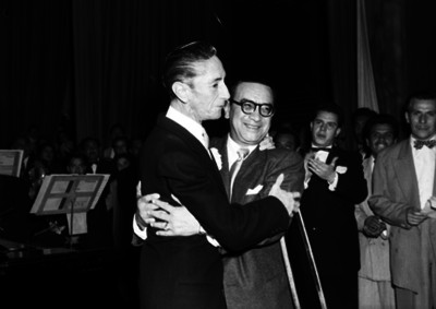 Agustín Lara abrazando a un hombre