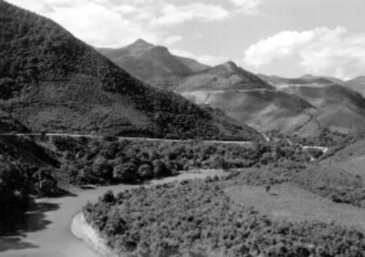 Camino rural entre cerros
