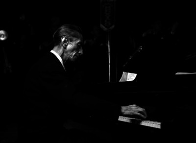 Agustín Lara tocando el piano durante un programa en Radio México