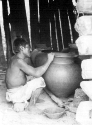 Alfarero elabora vasija de cerámica