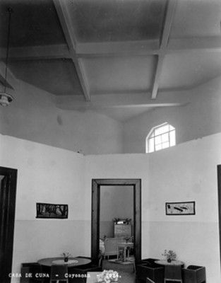 Comedor y dormitorio de la "Casa de Cuna [en] Coyoacán", interior, vista parcial
