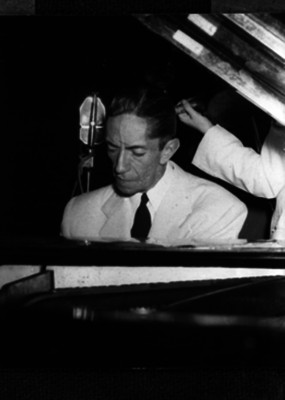 Agustín Lara, compositor tocando el piano durante un concierto