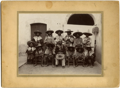 Grupo de Huicholes, retrato