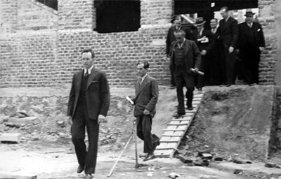 Funcionarios de visita en un orfanato