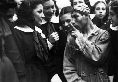 Interno del manicomio General con estudiantes que están de visita