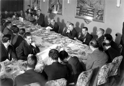Dr. Enrique Hernández alvarez y funcionarios en un banquete