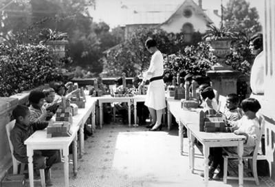 Sordomudos en una terraza realizando trabajos motrices