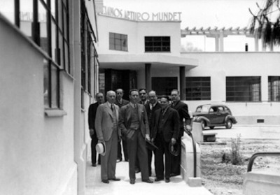 Arturo Mundet carbo y acompañantes en un pasillo del asilo que lleva su nombre, retrato