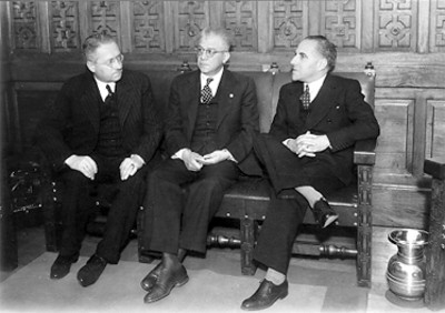 Dr. Enrique Hernández con dos funcionarios, retrato