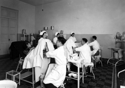 Doctores auscultando a pacientes
